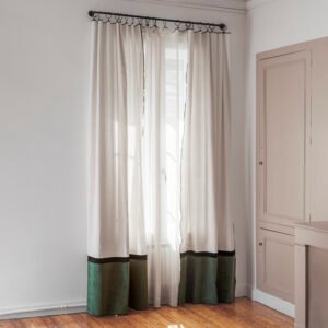 Rideau VERT SAPIN en velours et coton suspendu à une fenêtre de salon