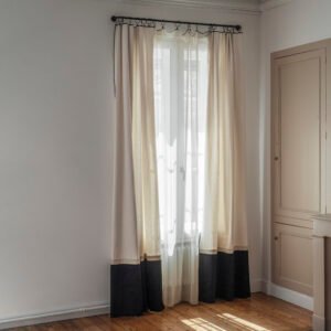 Rideau Noir en velours et coton suspendu à une fenêtre de salon