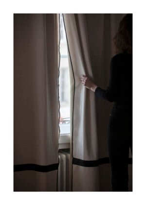 Rideau occultant thermique beige suspendu à une fenêtre, tombé fluide
